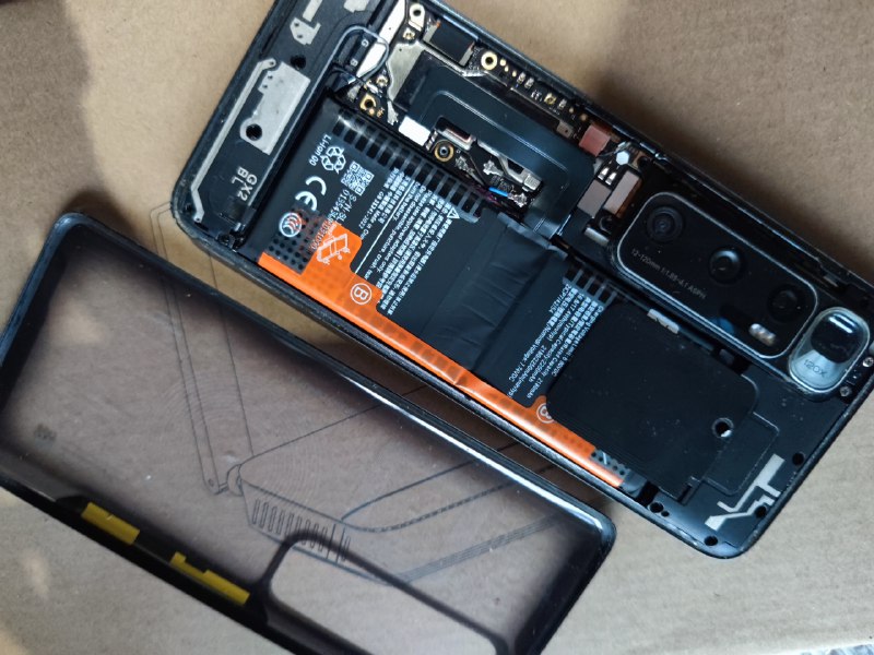 #日常第一次自己动手换电池，从来没自己拆机过，真的笑死，全部装完，发现多了两颗螺丝